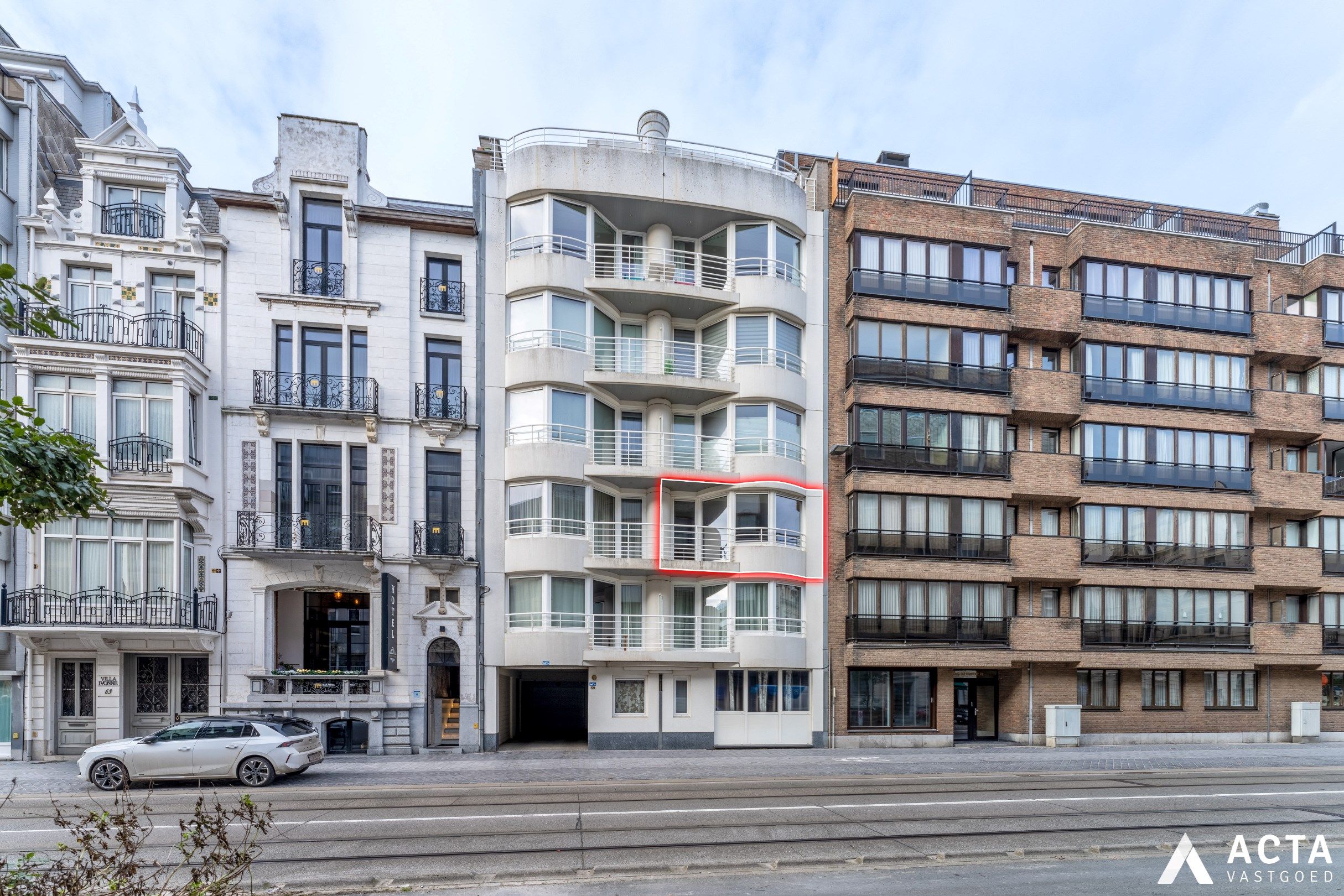 Instapklaar twee slaapkamer appartement nabij de zeedijk van Oostende foto {{pictureIndex}}