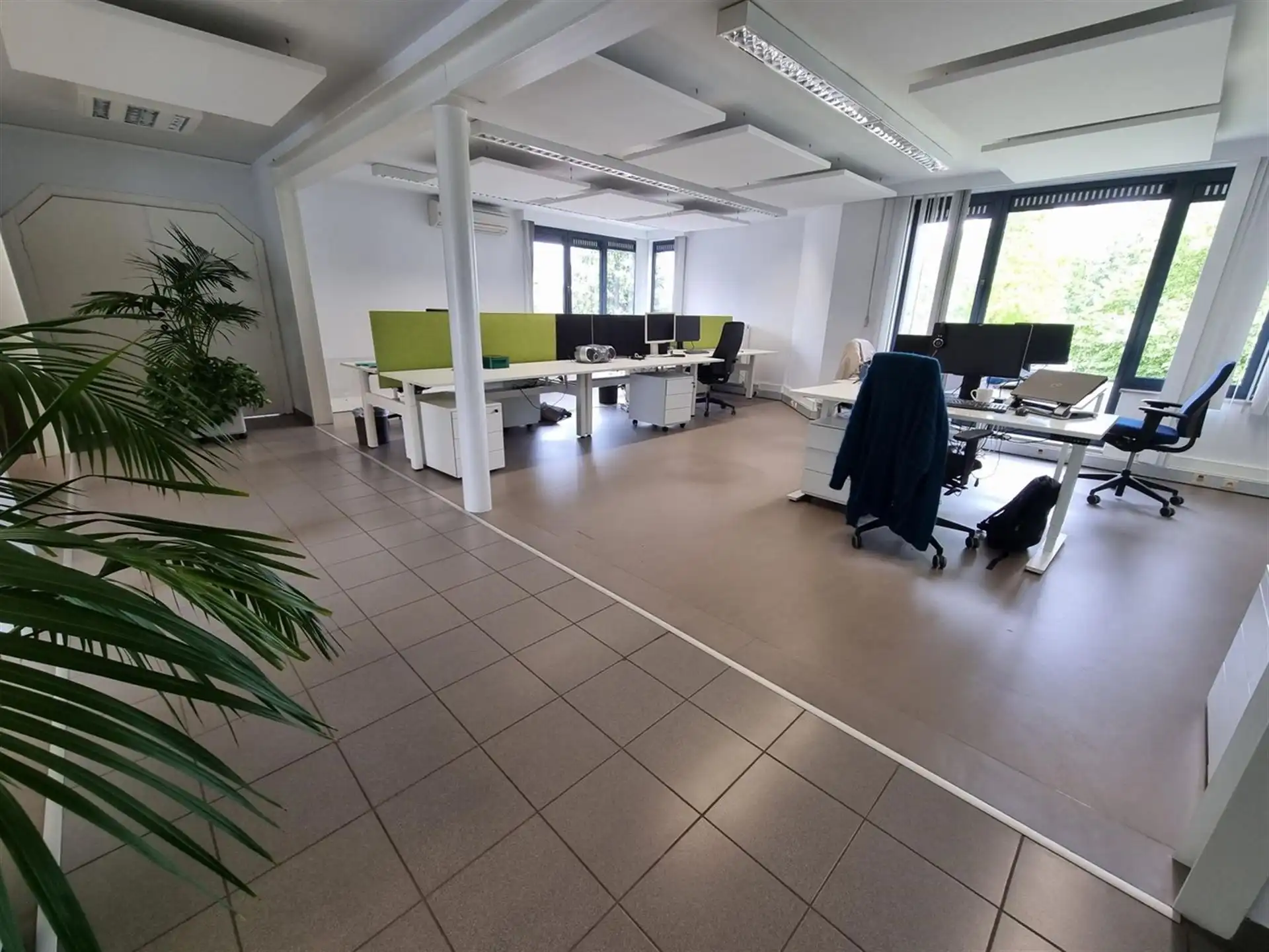 Kantoorgebouw met vergaderzalen en opleidingslokalen, bruto vloeropp 1146m² op een perceel van 44a48ca. foto 5