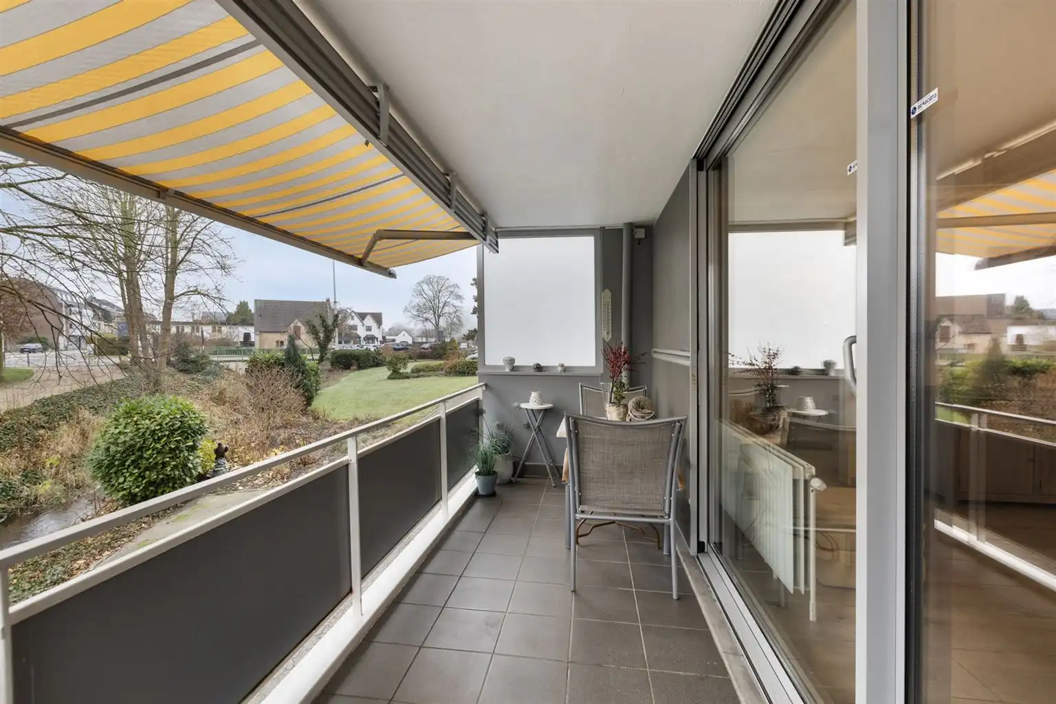 Ruim gelijkvloers 2-slaapkamer appartement met overdekt terras, ondergrondse autostaanplaats en aparte berging, gelegen vlakbij het centrum van Maaseik. foto 6