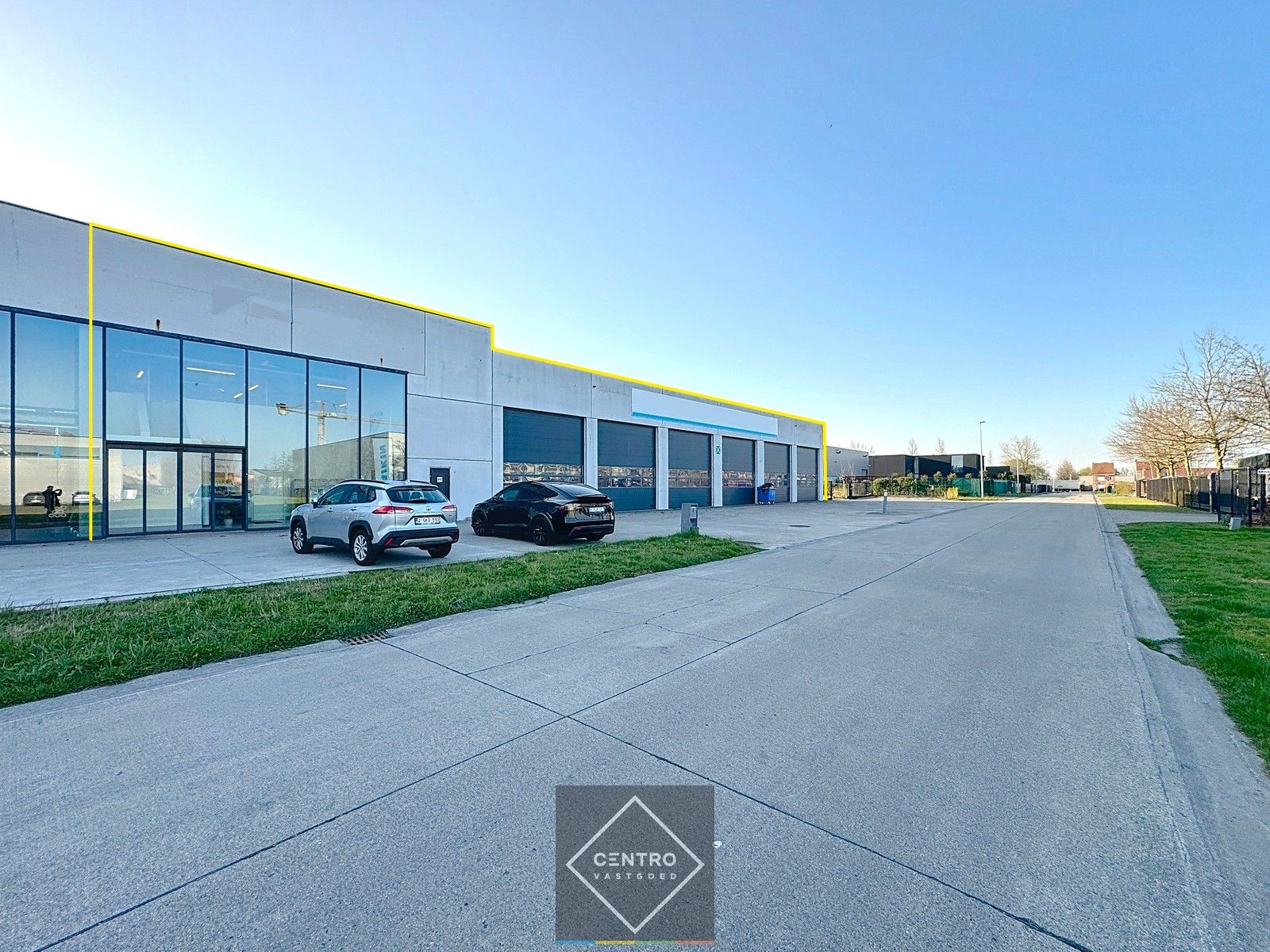 Goed geïsoleerd en verwarmd BEDRIJFSGEBOUW, bestaande uit MAGAZIJN (1.070m2) met KANTOREN en randaccomodatie (770m²)  en 30-tal private parkeerplaatsen op het terrein. Vlak aan de afrit Zandvoorde (Oostende). foto {{pictureIndex}}