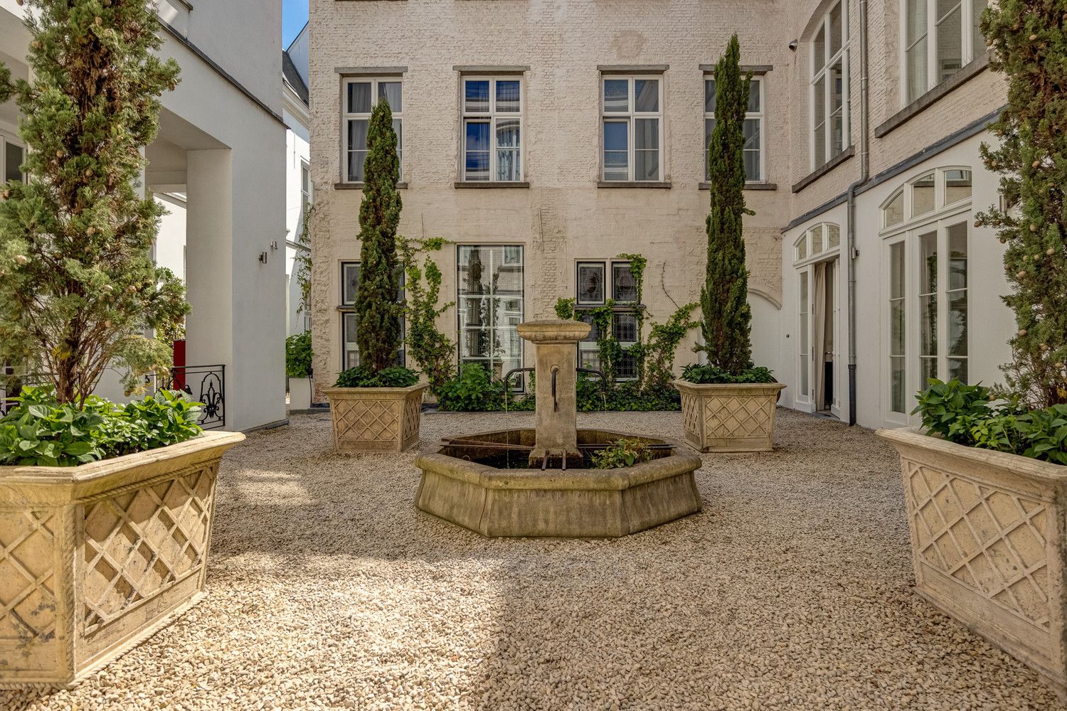 Unieke en energiezuinige stadsvilla (224m²) met fantastisch zonneterras in het hart van historisch Antwerpen – luxe, rust en boordevol karakter! foto {{pictureIndex}}