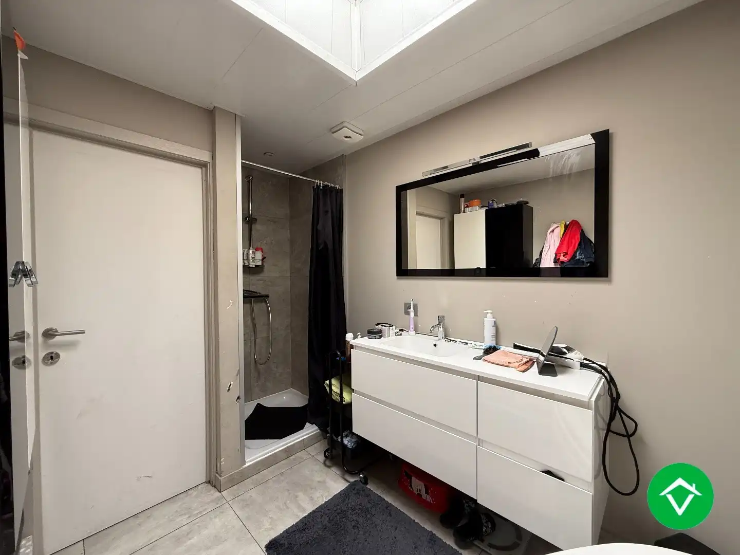 Instapklare woning met drie slaapkamers, tuin met uitweg, zolderkamer te Roeselare foto 11