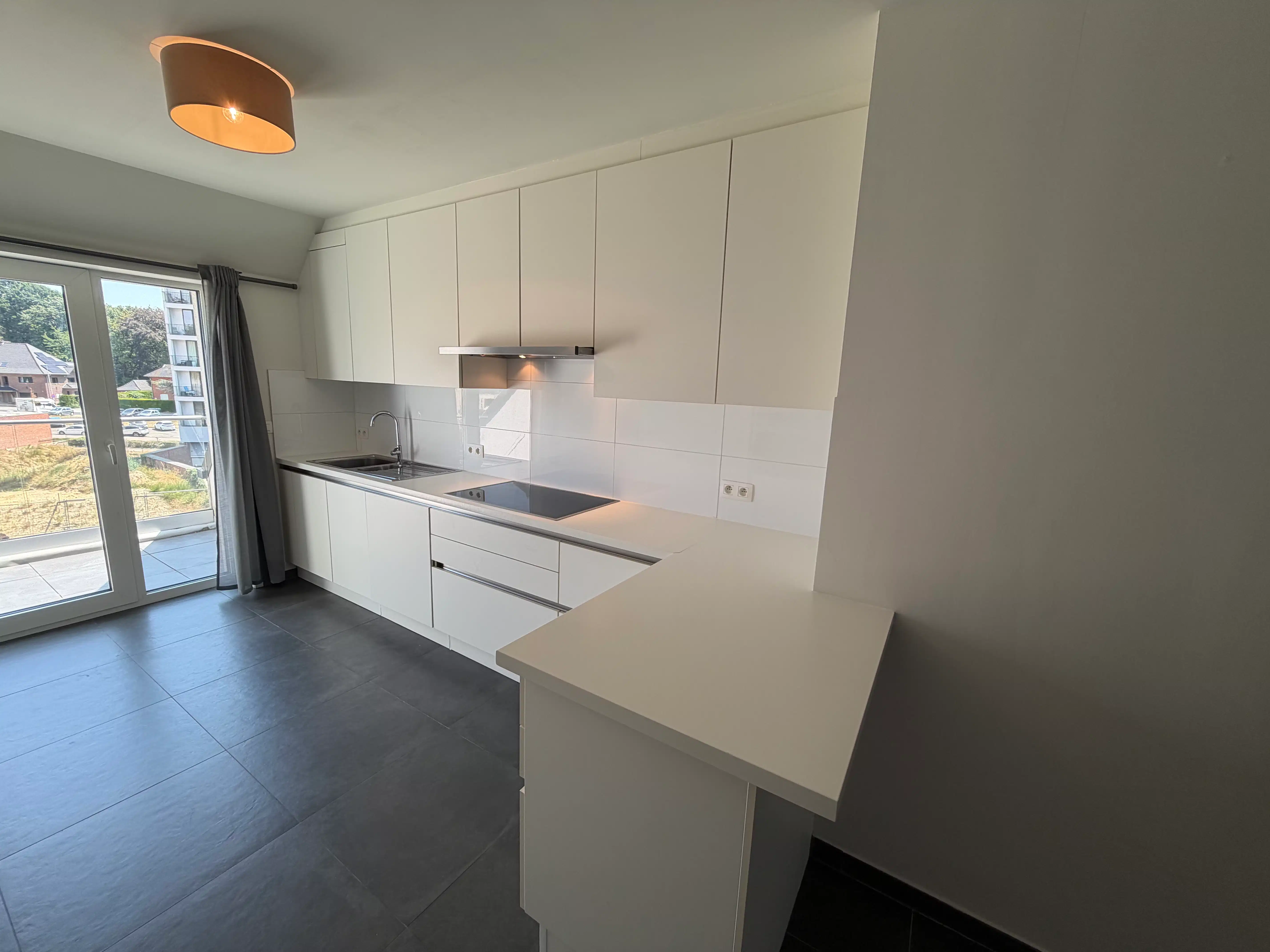 Prachtig duplexappartement met 2 slaapkamers, 2 badkamers, 2 terrassen en 1 autostaanplaats. foto 4