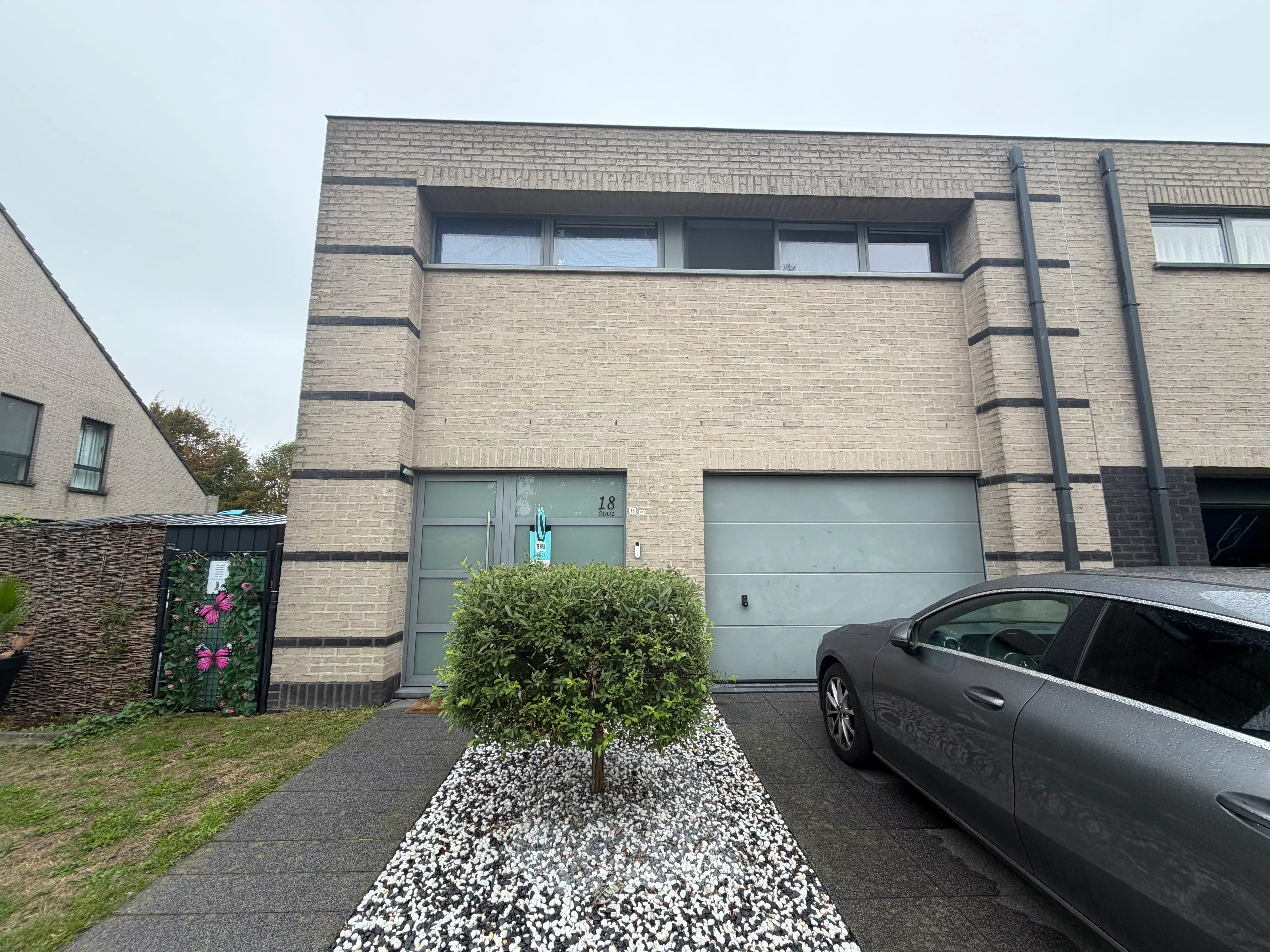 Verzorgde en instapklare woning met 3 slaapkamers en garage foto {{pictureIndex}}