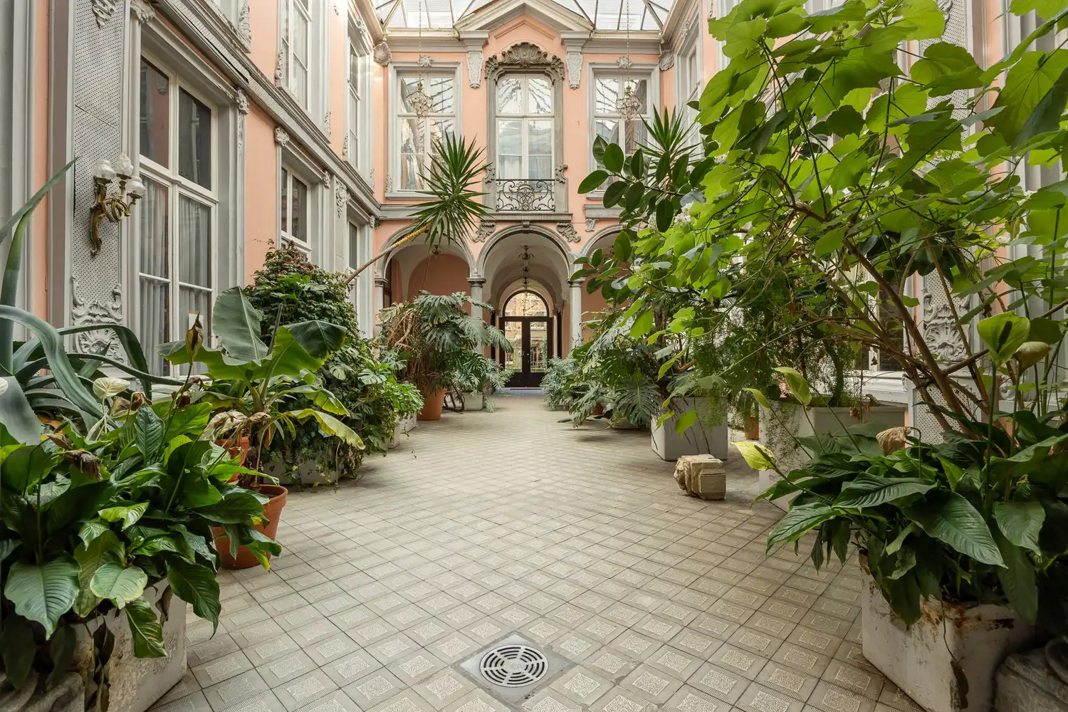 Een zeldzaam en groen privilige in het hart van Antwerpen: wonen in het historische Venushof foto 4