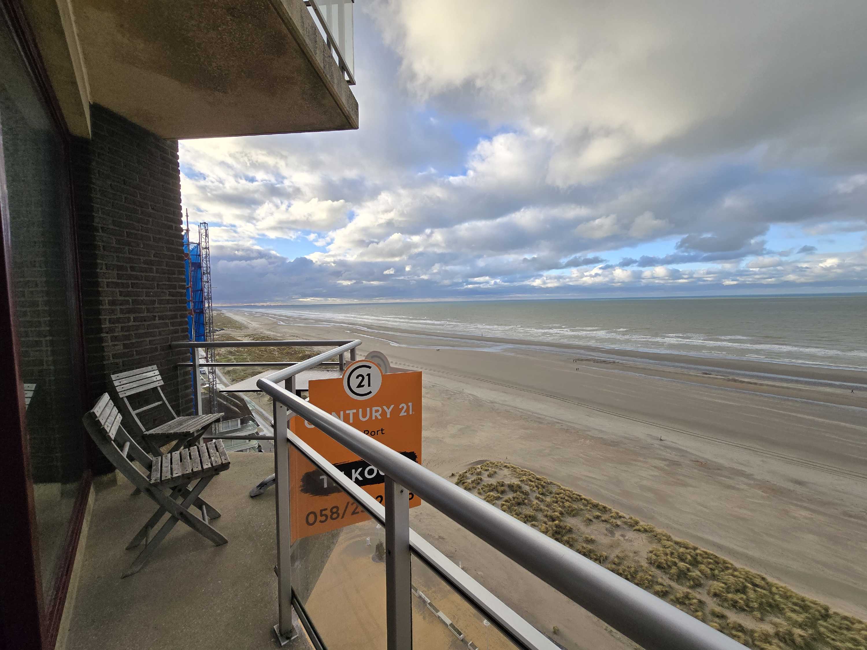 Instapklaar appartement met frontaal zeezicht te Nieuwpoort foto {{pictureIndex}}