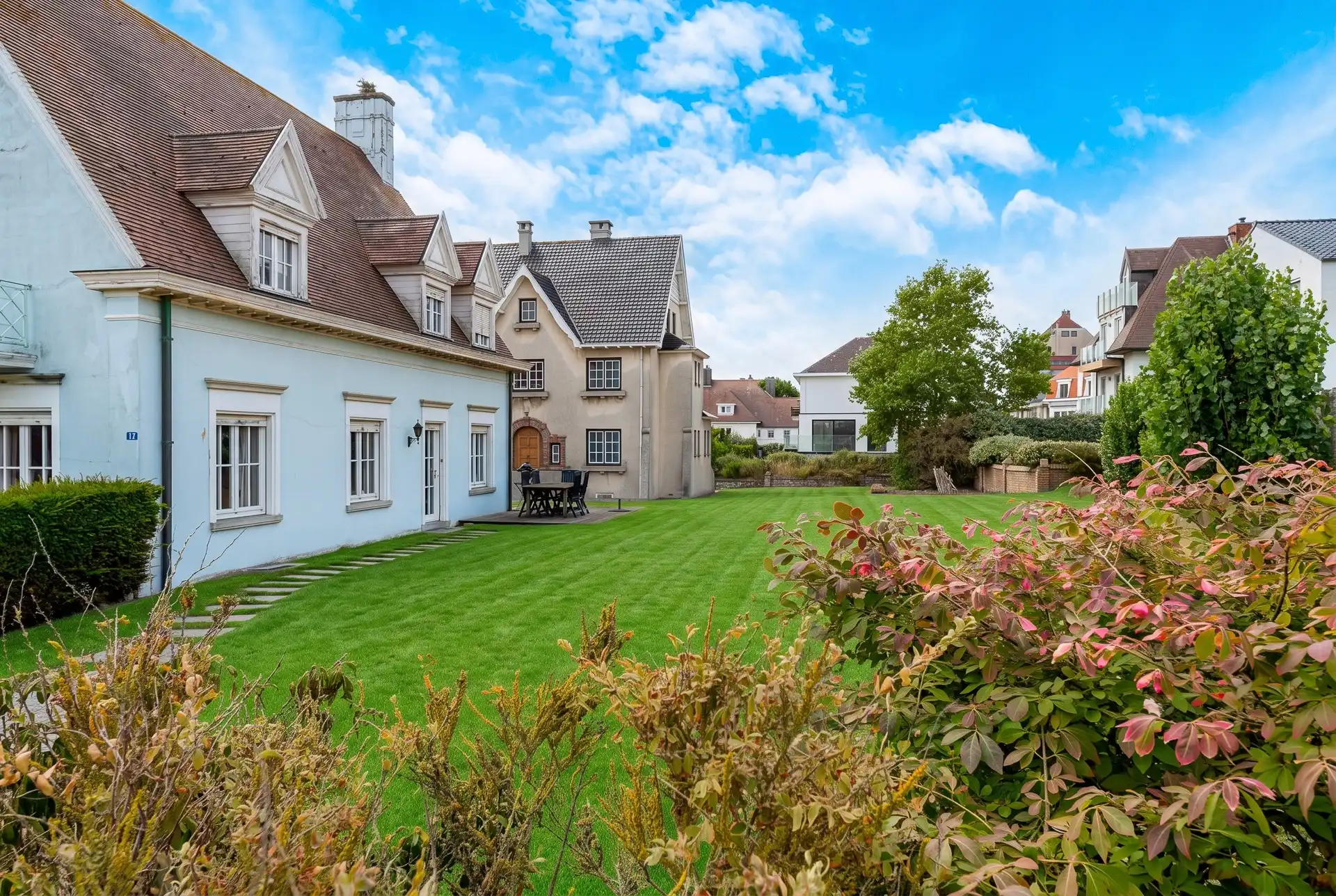 Majestueuze villa op toplocatie en 919m² grond, op slechts 150 meter van het strand foto 40