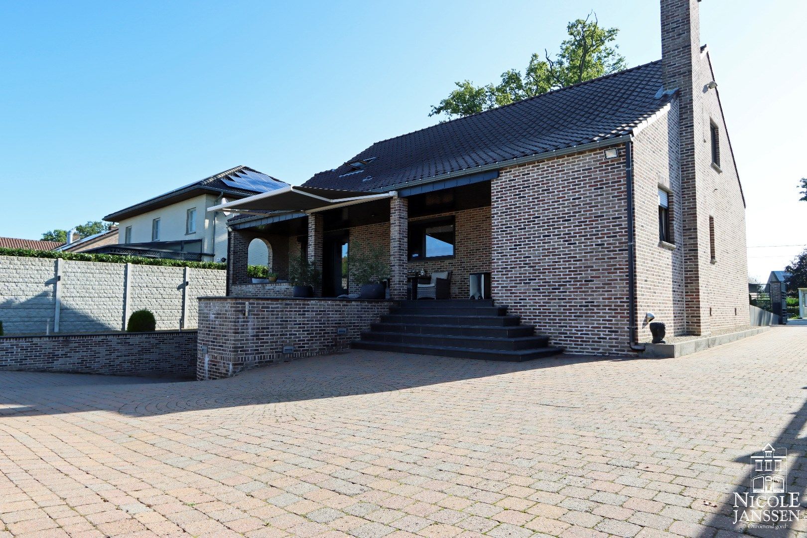 Instapklare gezinswoning met drie slaapkamers, twee badkamers, grote kelder en vrijstaande garage foto 2