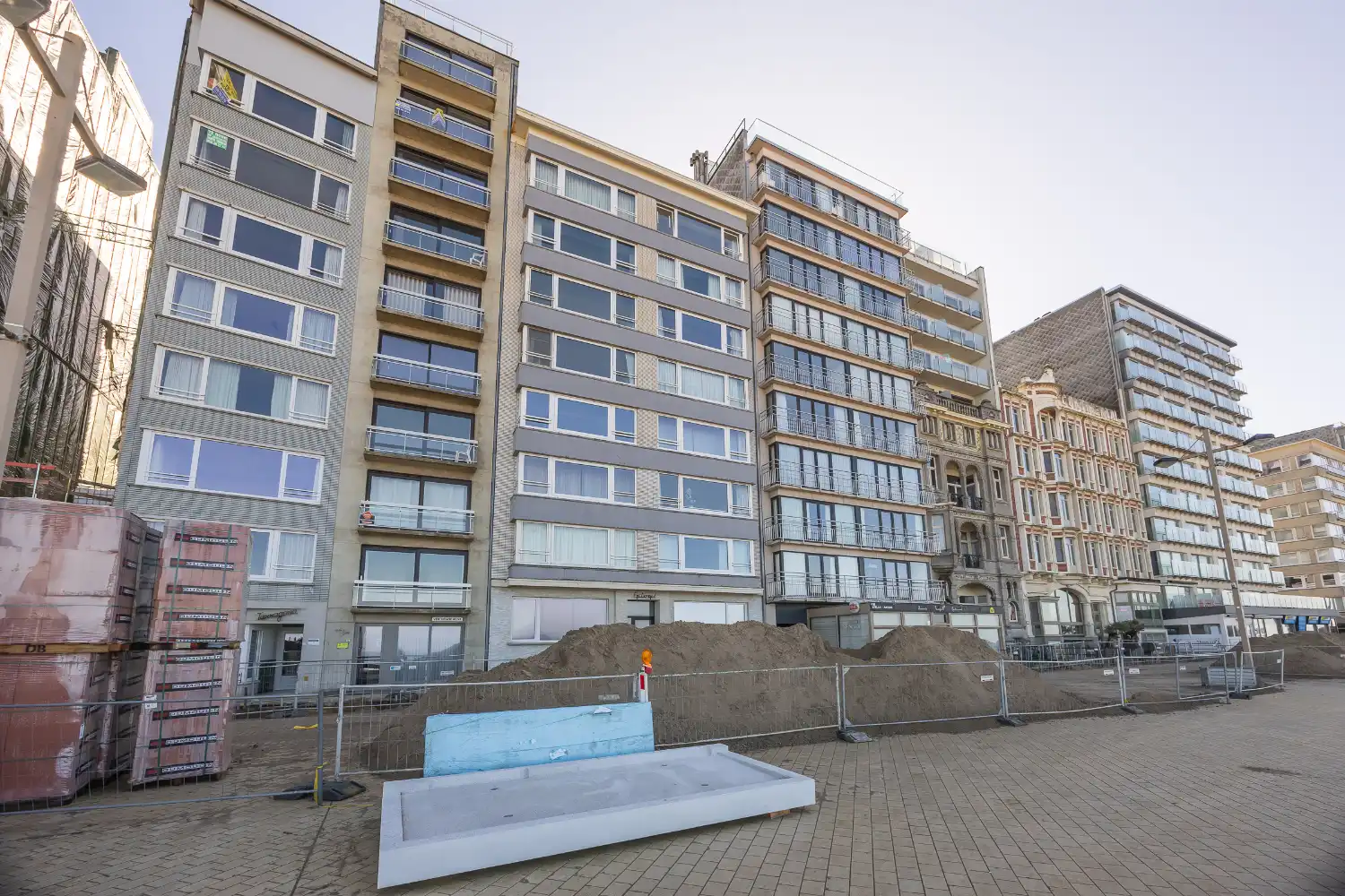 Lichtrijke studio met zuidgericht terras op de zeedijk van Middelkerke te koop foto 17