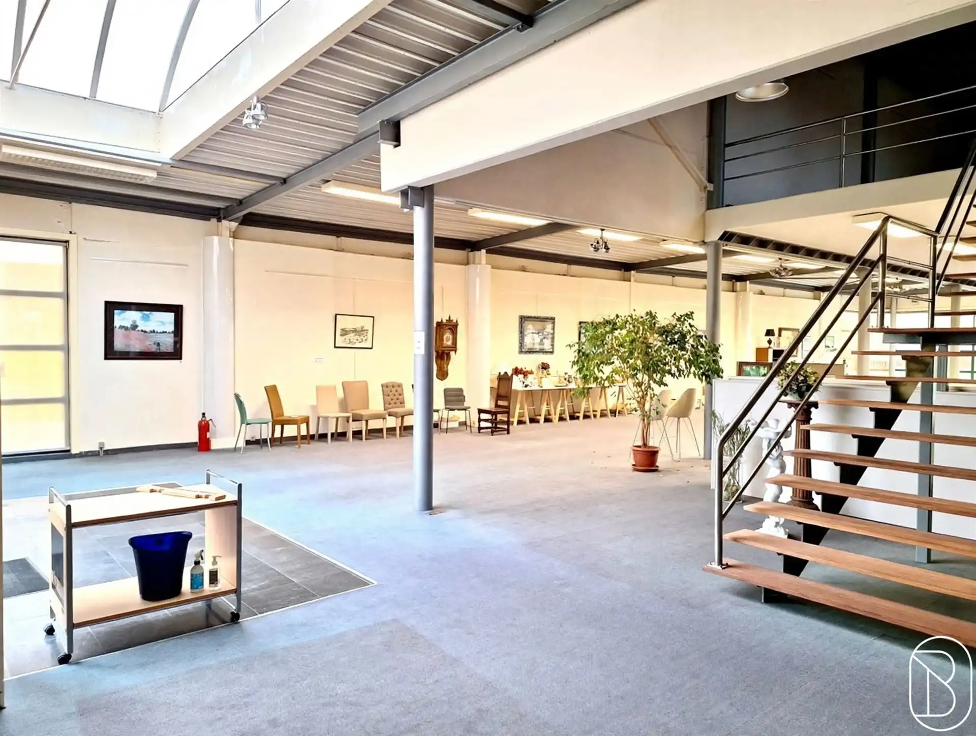 TOPgelegen commerciële hoek (showroom en atelier) met parking! foto 7