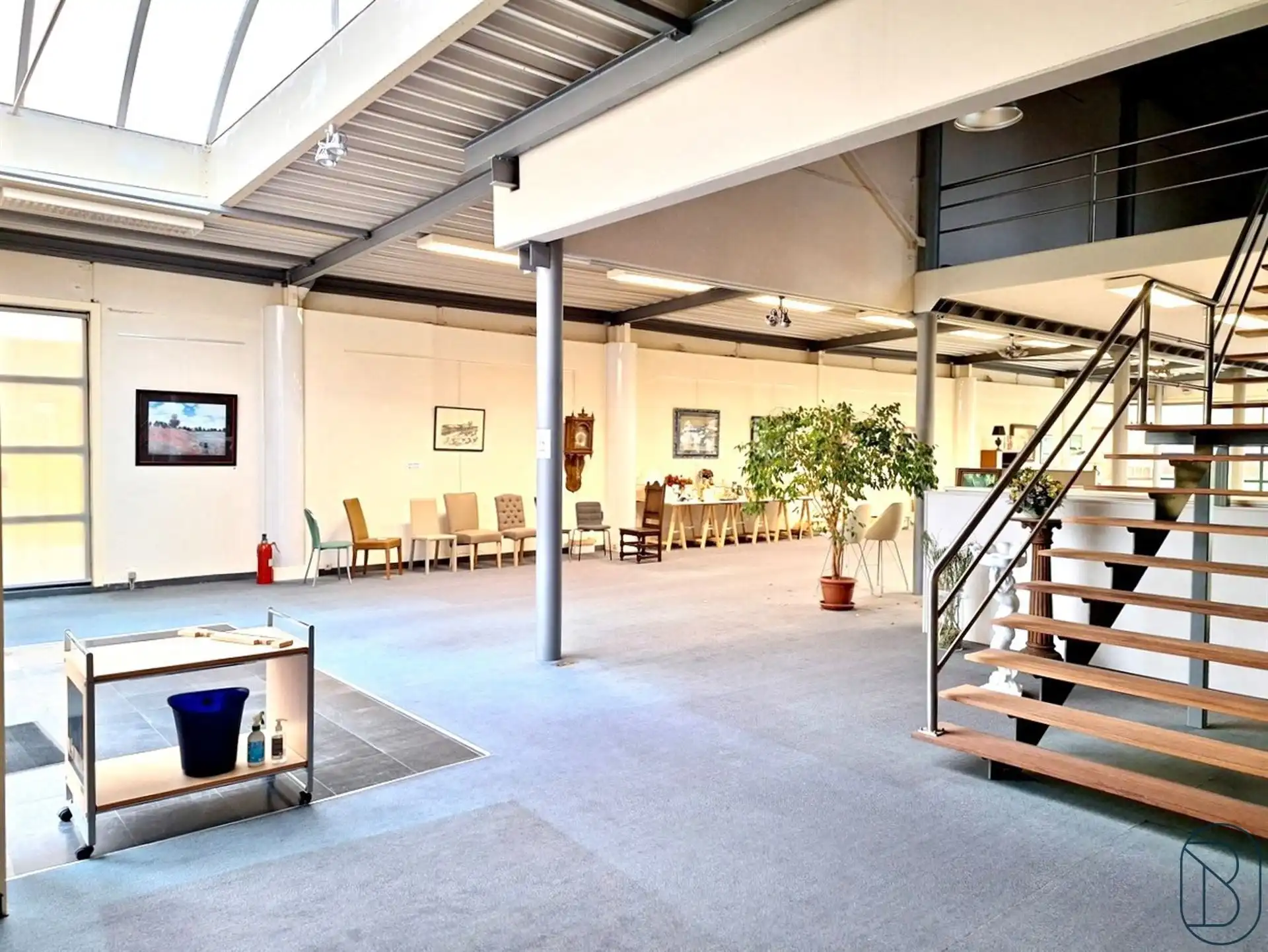 TOPgelegen commerciële hoek (showroom en atelier) met parking! foto 7