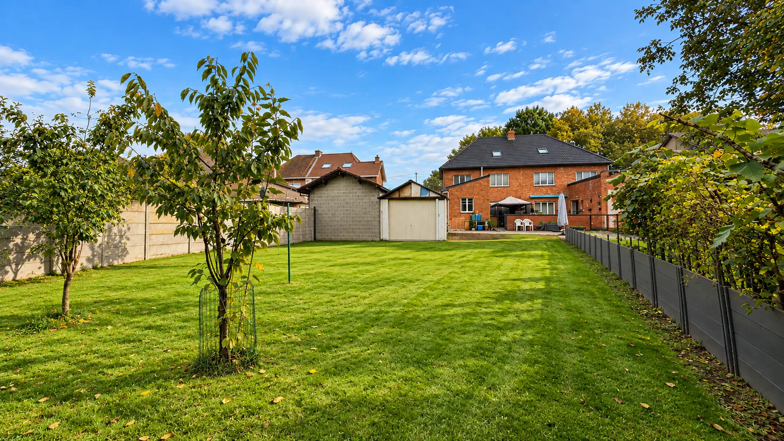Instapklare halfopen bebouwing met zonnige tuin en garagebox foto 32