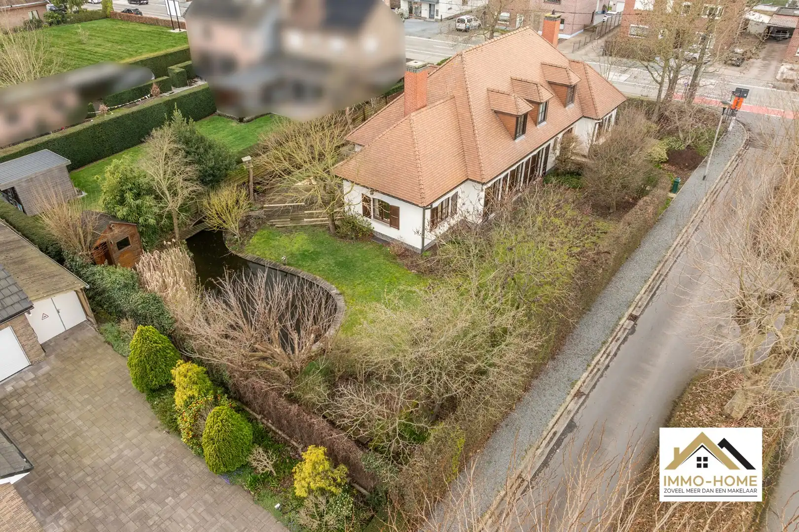 Stijlvolle en ruime villa op toplocatie te Merelbeke  foto {{pictureIndex}}