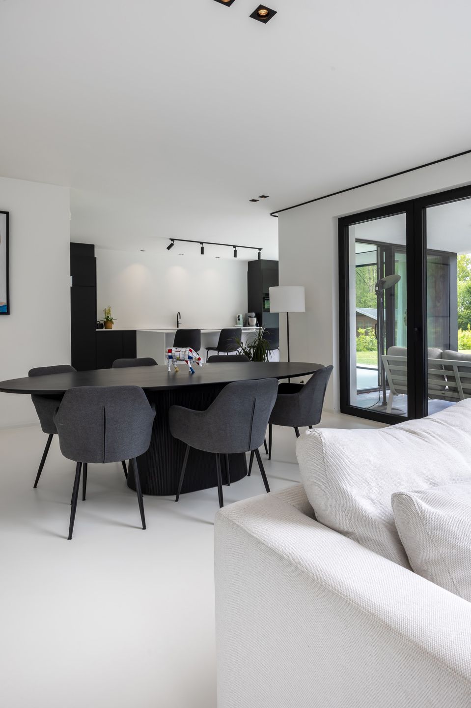 Moderne, recente villa met grote tuin en veel lichtinval foto 12