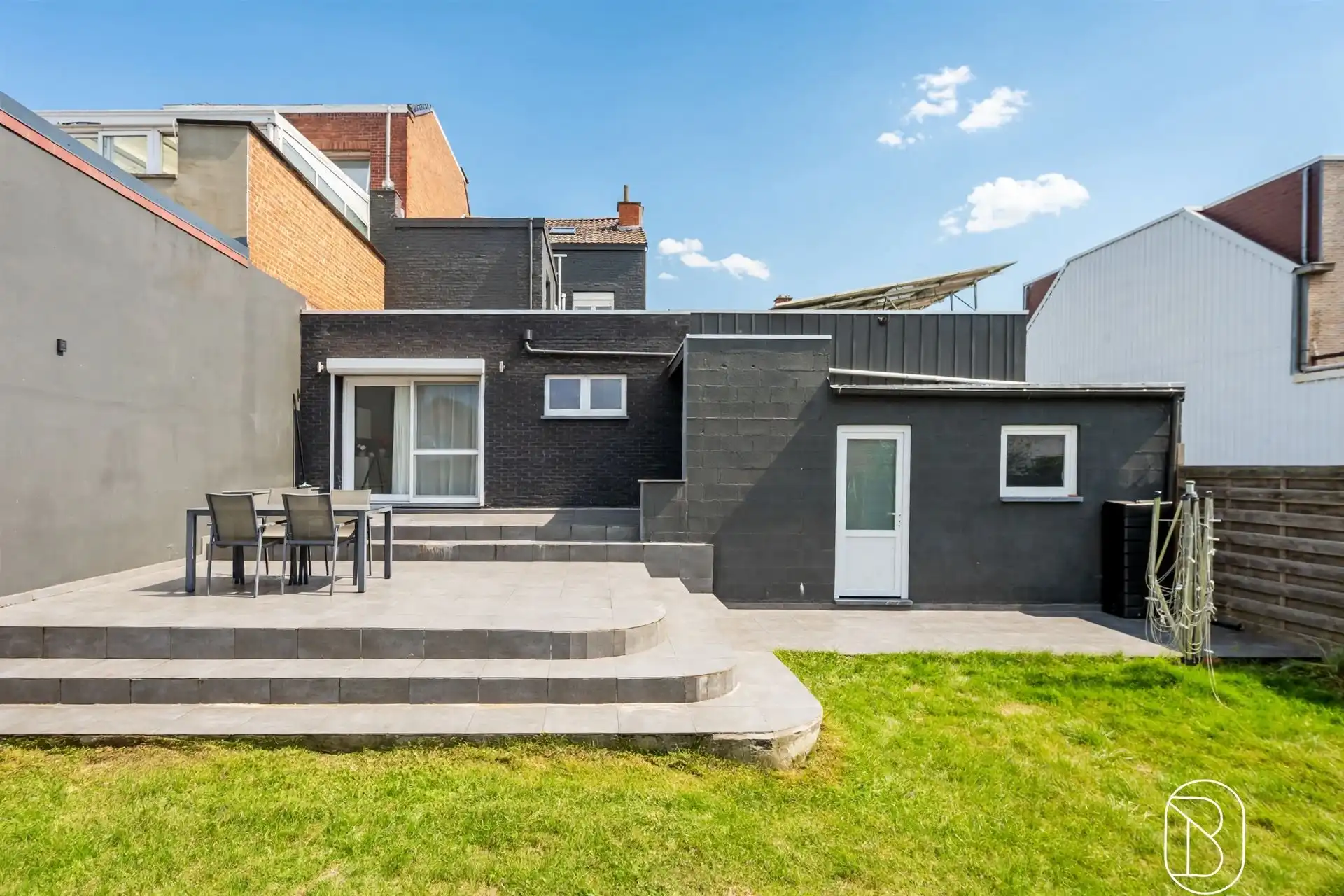 Ruime instapklare woning met 4 slpk, garage/atelier & tuin! foto 4
