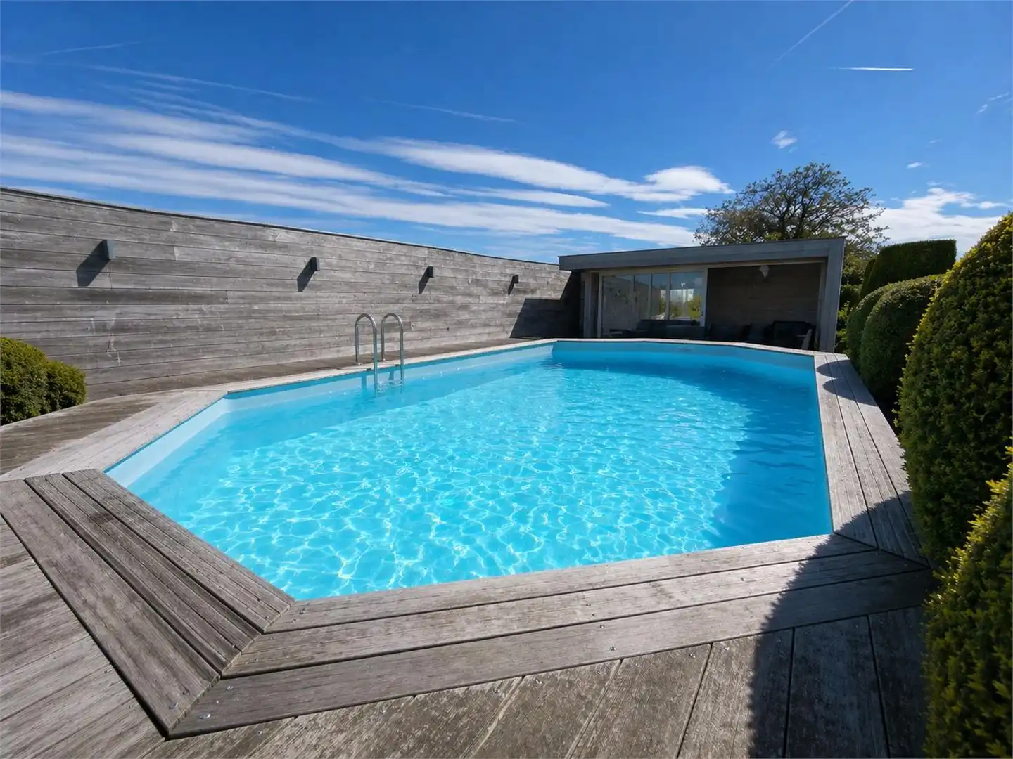 Deze ruime en uitstekend onderhouden villa-bungalow op een perceel van 1.264 m² combineert comfort, functionaliteit en een aangename woonbeleving met een zuidgericht terras en een prachtig aangelegde tuin met zwembad en badhuis. foto 5