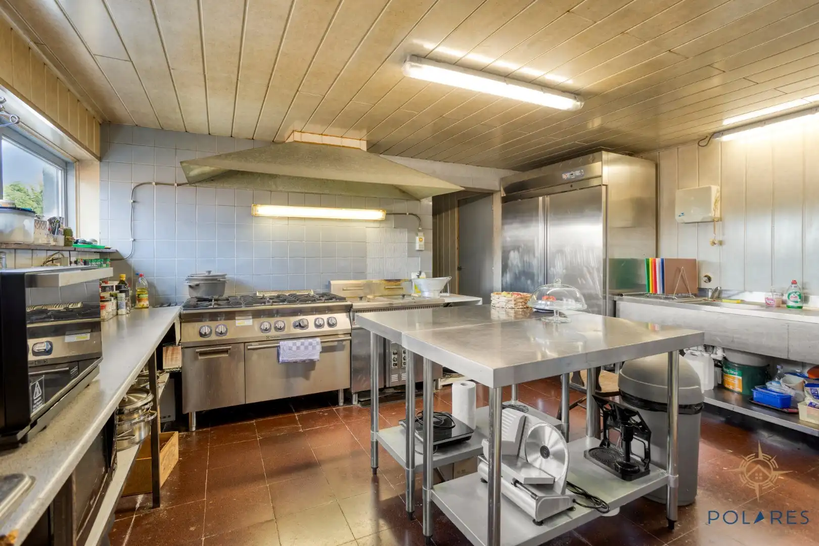 Goed gelegen taverne met woonst en grote parking foto 12