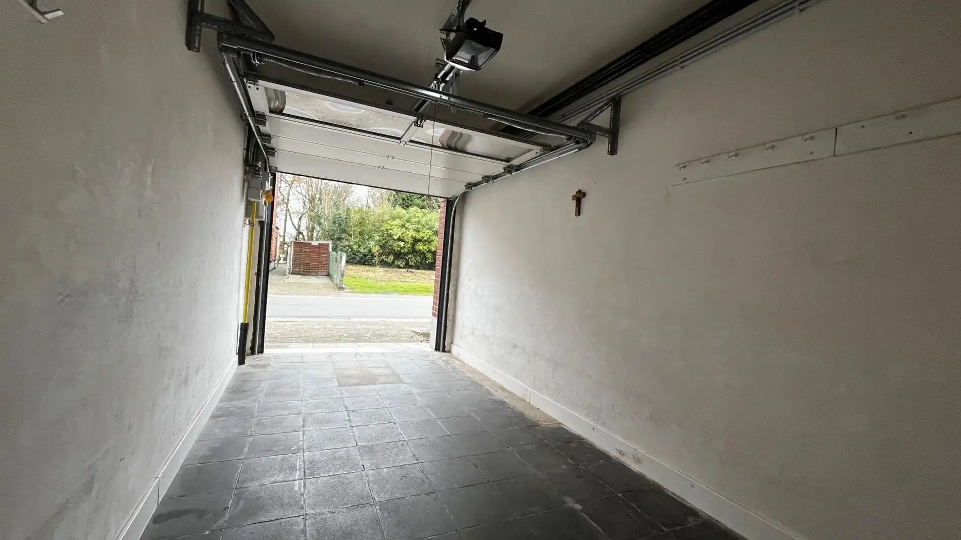 Grote woning met mogelijks vier kamers, garage en ruime tuin foto 9