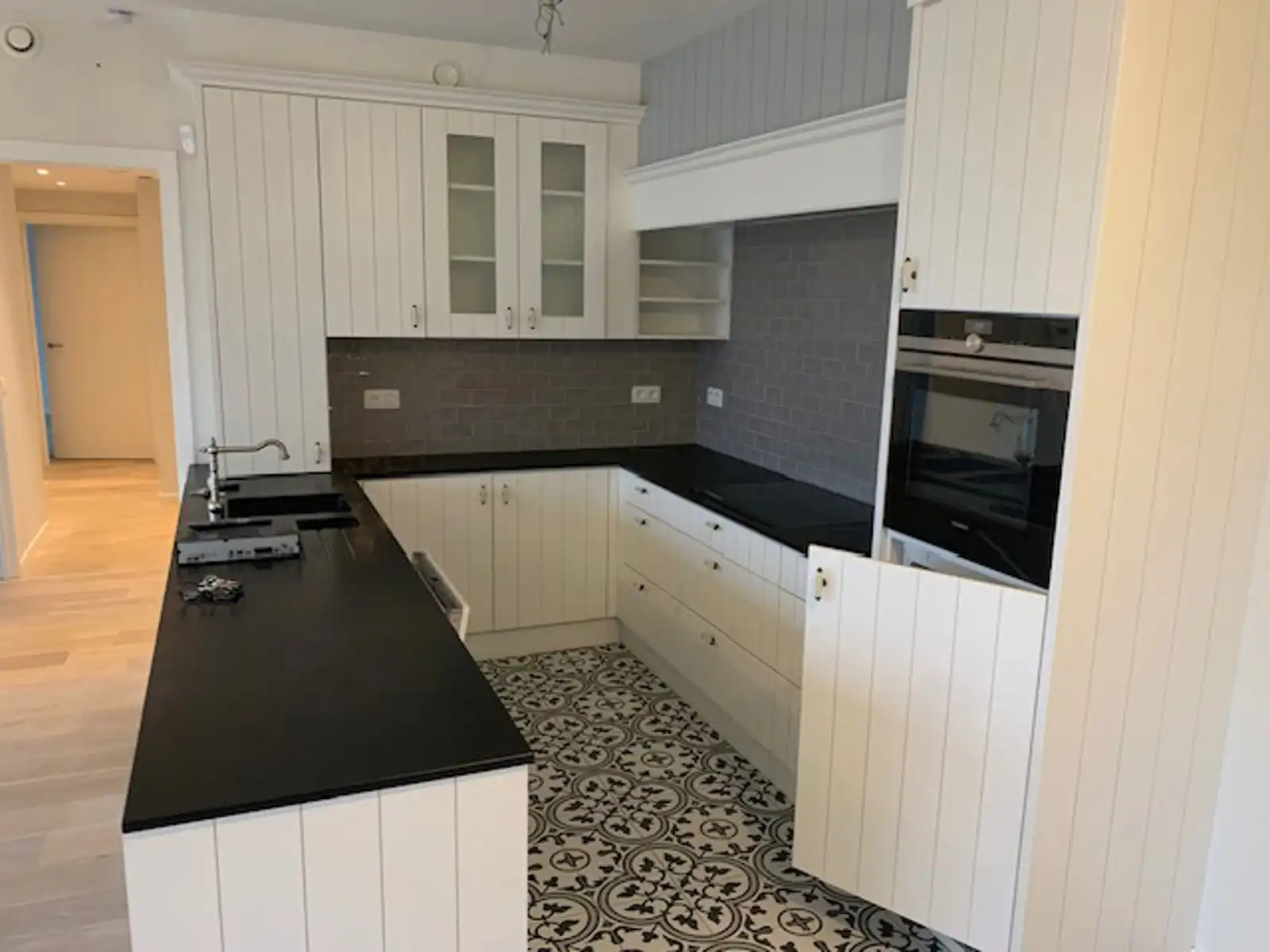 Centraal gelegen tweeslaapkamer appartement met groot terras foto 4