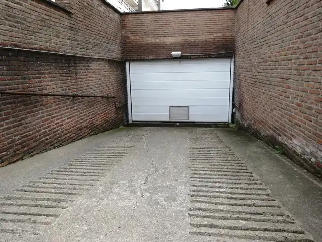 Afgesloten garage nabij het centrum van Hasselt foto {{pictureIndex}}