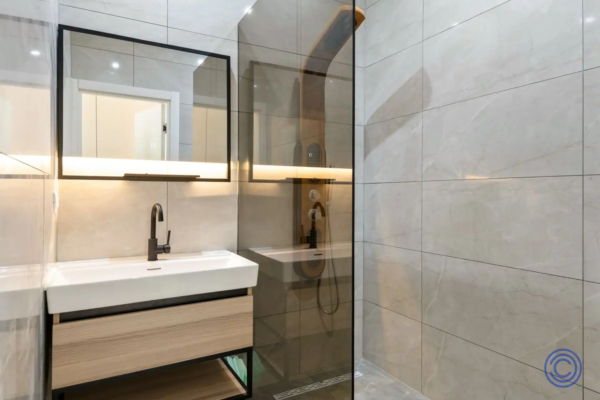 Instapklaar, ruim 2-slpk appartement in knap herenhuis! foto 6