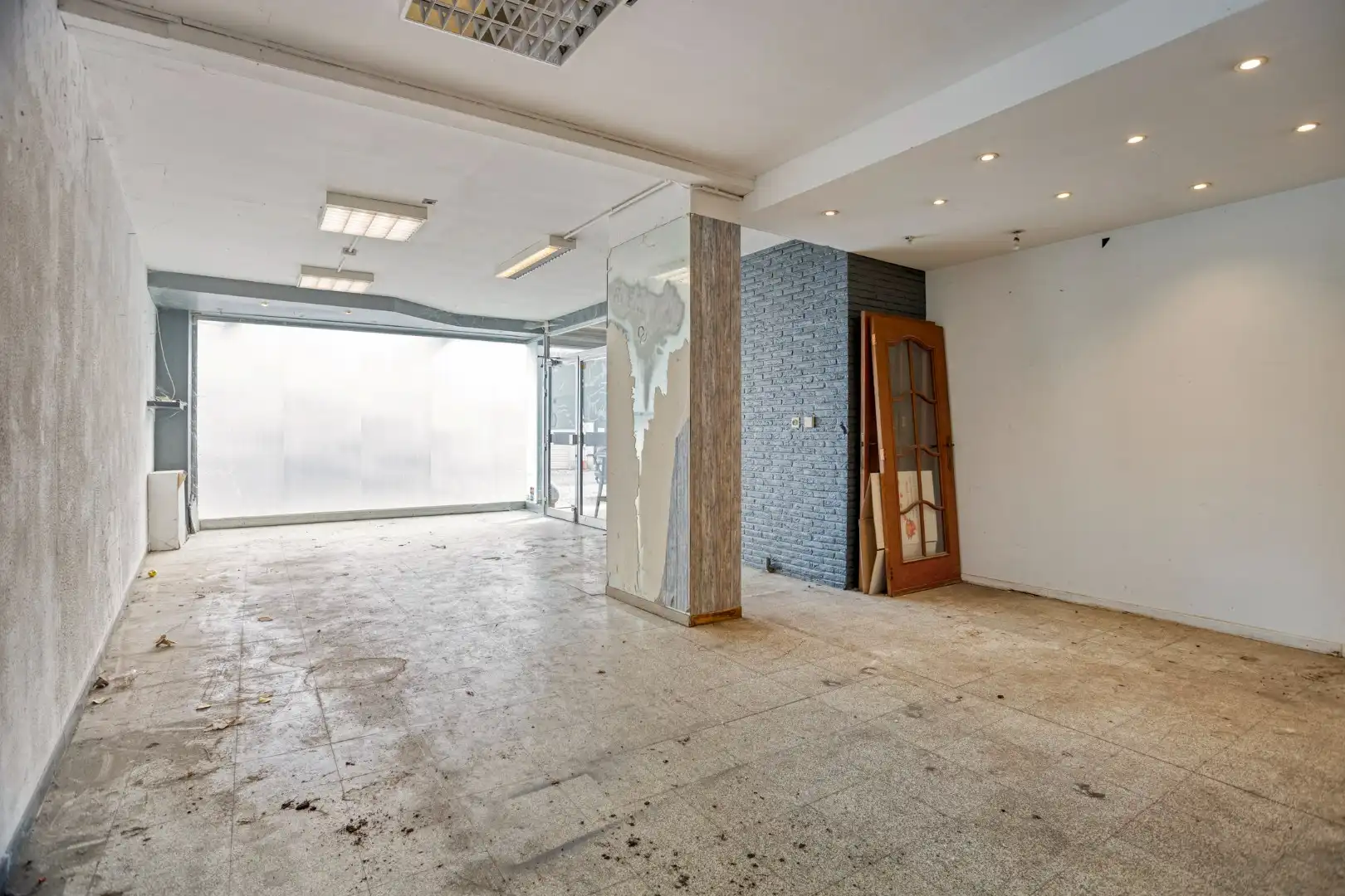Gebouw met winkel-/kantoorruimte en ruim appartement met dakterras foto 4