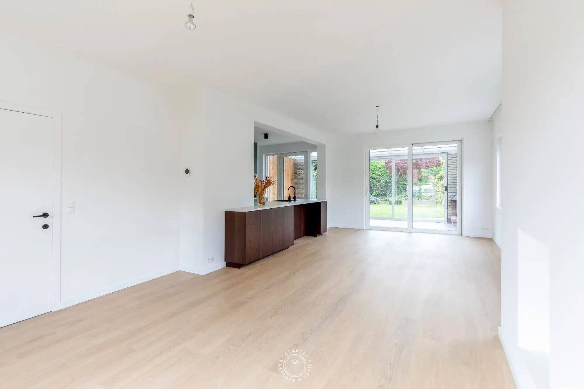 Instapklare gezinswoning met garage en tuin foto {{pictureIndex}}