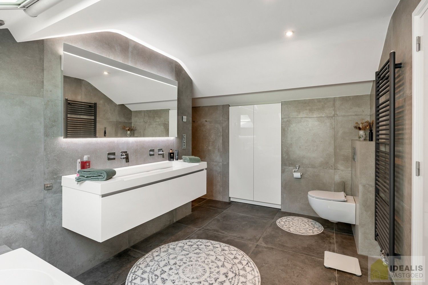 PRACHTIGE VILLA MET SCHITTERENDE ROYALE LEEFRUIMTES, UITGERUSTE KEUKEN, 2 BADKAMERS, 3 SLAAPKAMERS, CARPORT VOOR 2 WAGENS EN KNAP AANGELEGDE TUIN. DEZE KNAPPE VILLA OP EEN RESIDENTIELE LOCATIE BESCHIKT OP DE GELIJKVLOERSE VERDIEPING OVER EEN ROYALE INKOMHAL, RUIME LEEFRUIMTE MET AANSLUITEND EETKAMER EN PRAKTISCH UITGERUSTE LEEFKEUKEN MET EEN BIJKEUKEN/WASPLAATS MET TOEGANG TOT TERRAS, BADKAMER EN 2 SLAAPKAMERS; OP DE VERDIEPING BESCHIKT DE WONING OVER EEN PRACHTIGE MASTERBEDROOM MET AANSLUITEND EEN LUXUEUZE BADKAMER. EEN ‘MUST SEE’ VOOR KOPERS OP ZOEK IN HET MOOIE SEGMENT! foto 25