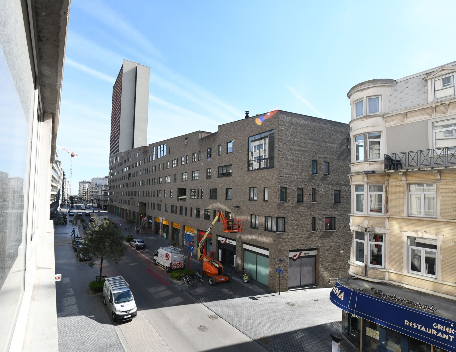 Verzorgd appartement met 2 ruime slaapkamers in hartje centrum, pal aan het strand foto 2