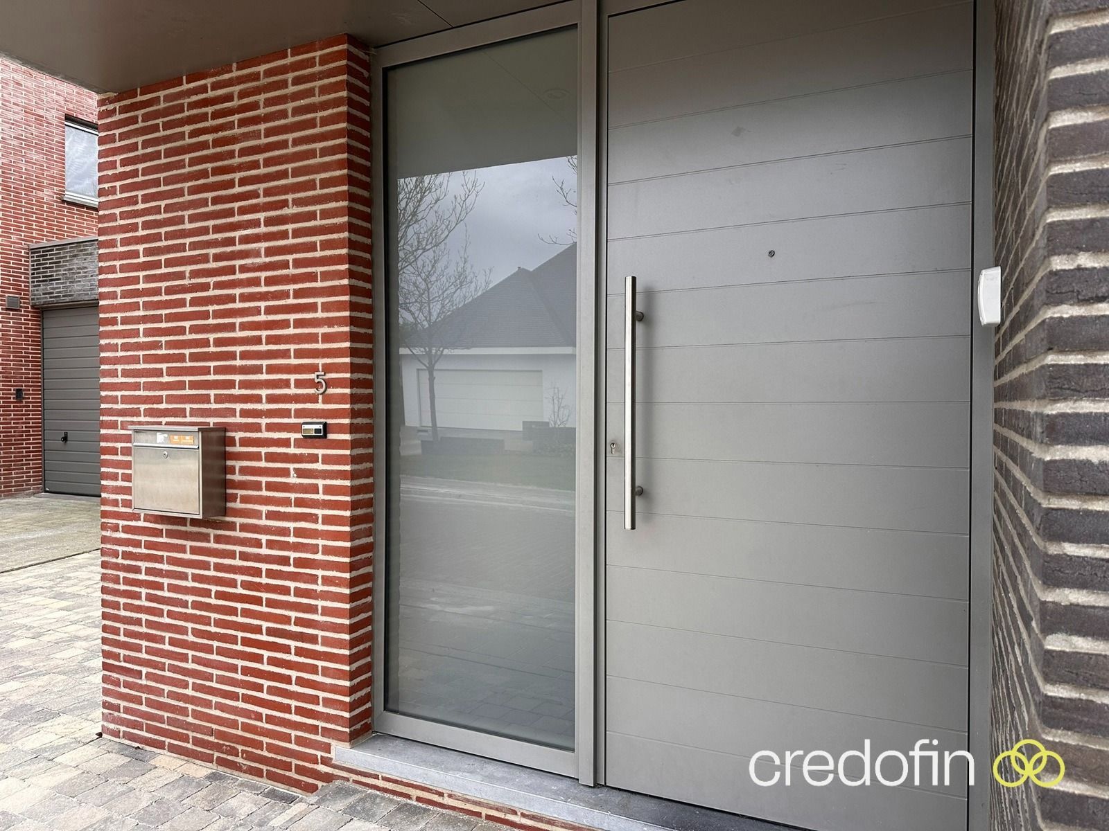 Goed gelegen woning met 3 slk, bureau en garage foto 2