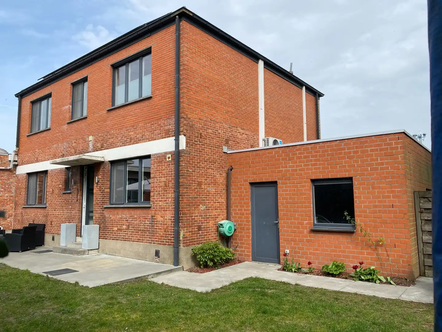 Karaktervolle gerenoveerde woning met garage en tuin foto {{pictureIndex}}