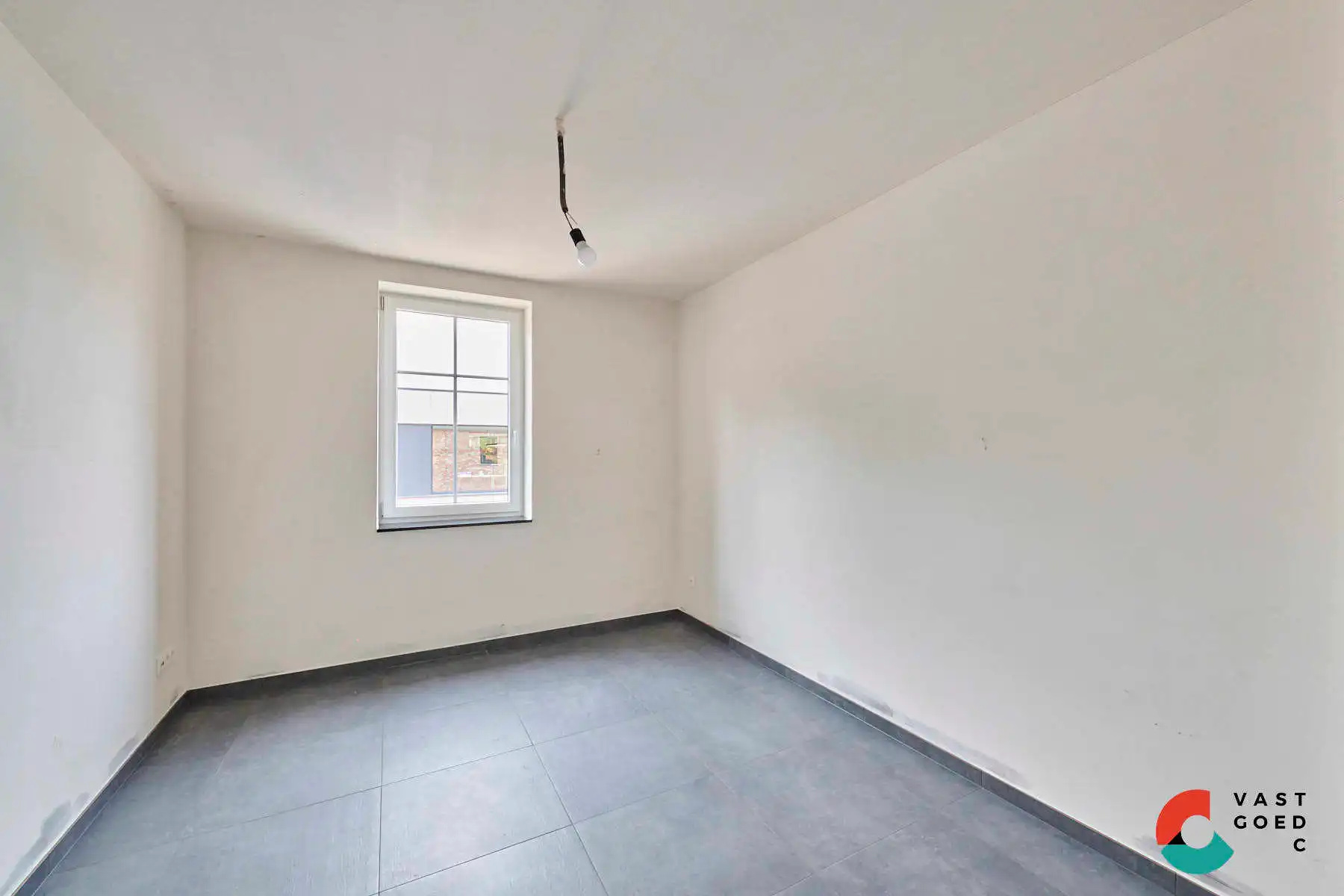 Nieuwbouwwoning in pastorijstijl met aangelegde tuin foto 7