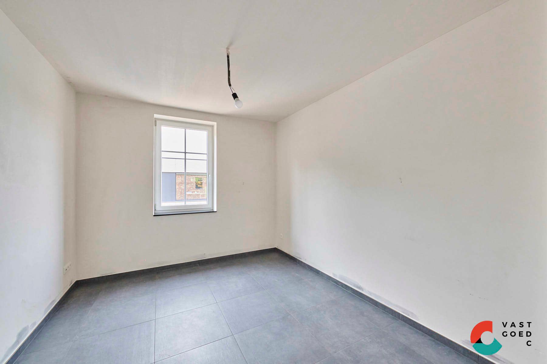 Nieuwbouwwoning in pastorijstijl met aangelegde tuin foto 7