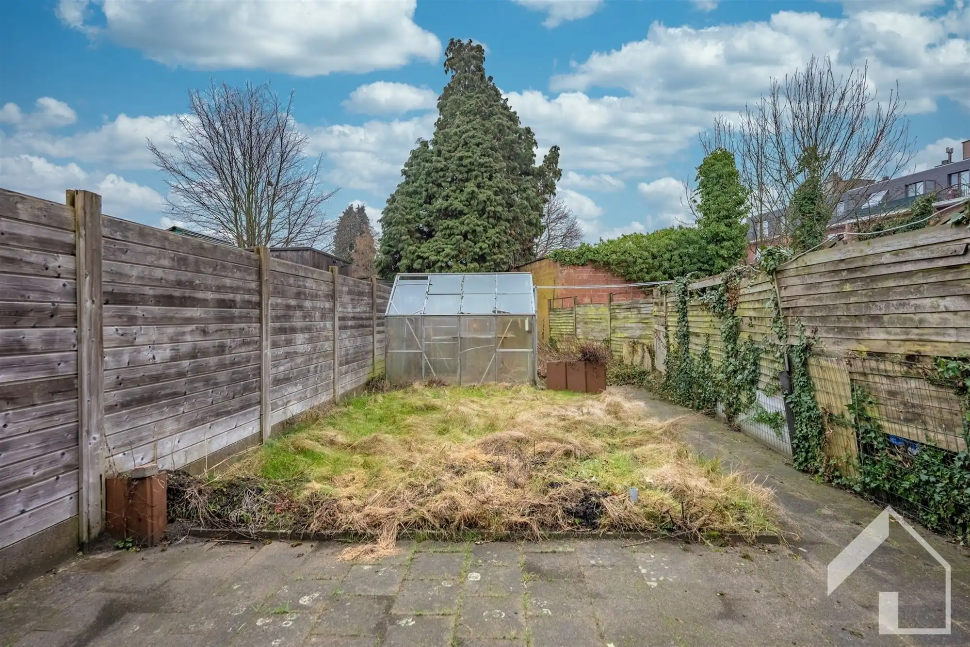 Te renoveren woning met veel potentieel foto 10