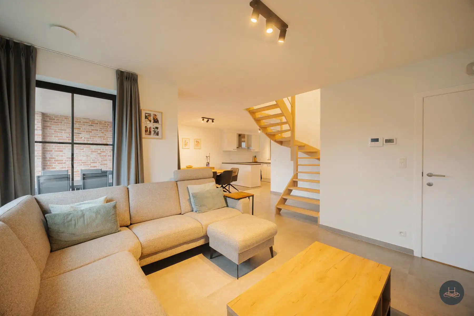 Energiezuinig, modern duplex appartement uit 2022 met terras foto {{pictureIndex}}