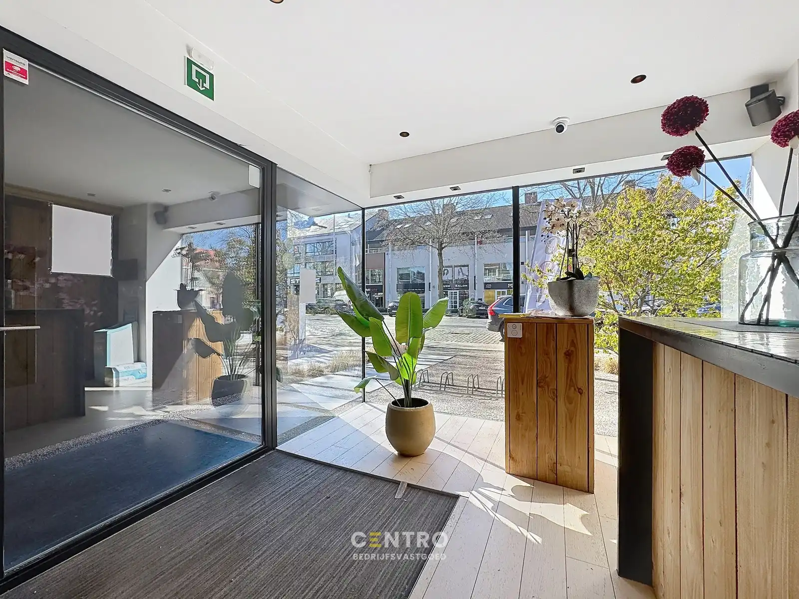 Instapklaar HANDELSPAND te koop met MAGAZIJN (stockage of parkeerplaatsen) en ruim APPARTEMENT (3 slpkms) langs dé Maalse Steenweg te Brugge (Sint-Kruis) foto 6