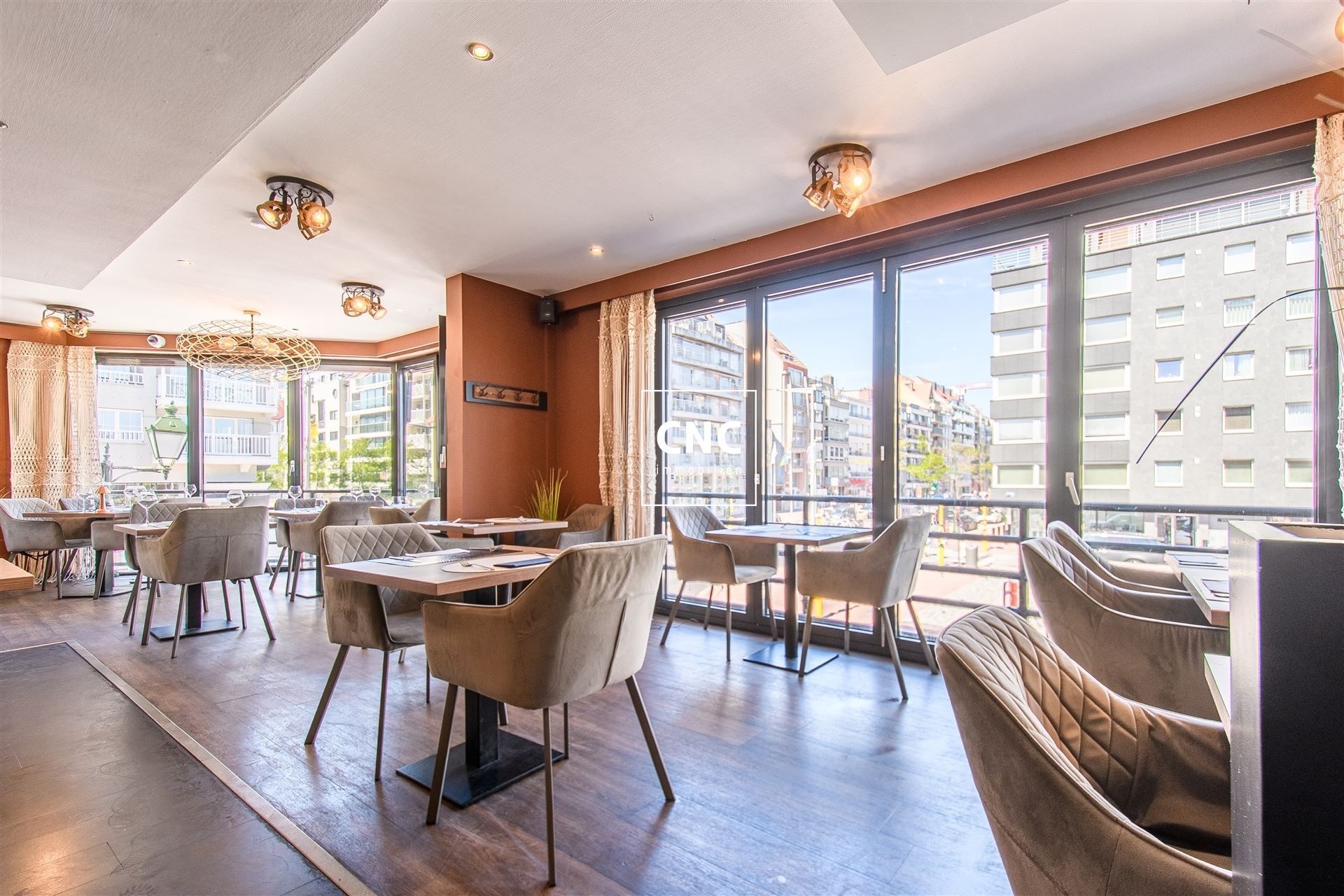 Goed draaiende horecazaak op een zeer centrale en commerciële ligging te Knokke, ter hoogte van het kruispunt van de Lippenslaan en de Elizabetlaan. foto 5