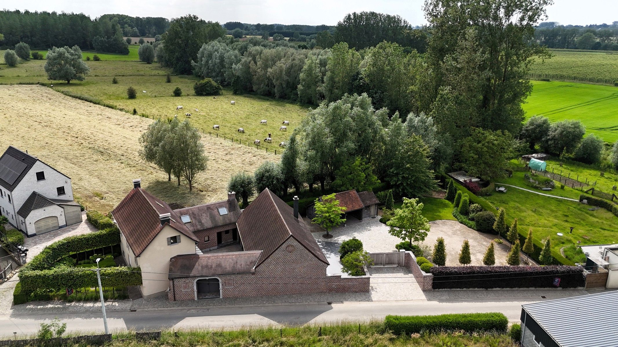 Exclusieve vierkantshoeve in het landelijke St.-Lievens-Esse foto 1