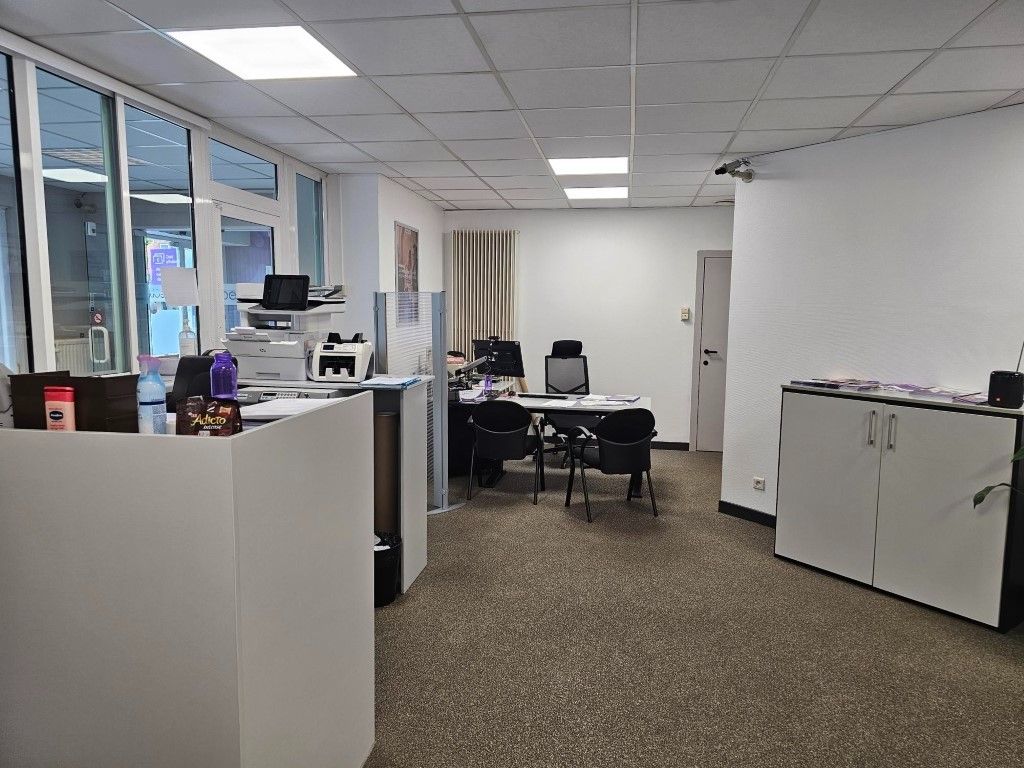 Aantrekkelijk handelspand van 200 m² met een gunstige ligging in het commercieel centrum Pauwengraaf. foto 6