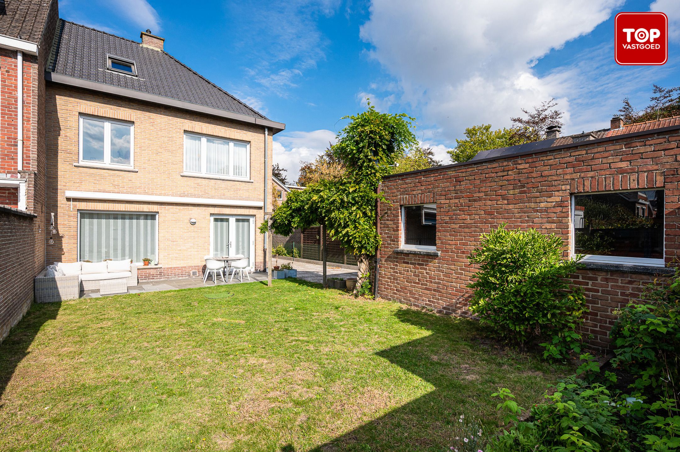 Instapklare halfopen bebouwing met drie slaapkamers foto {{pictureIndex}}