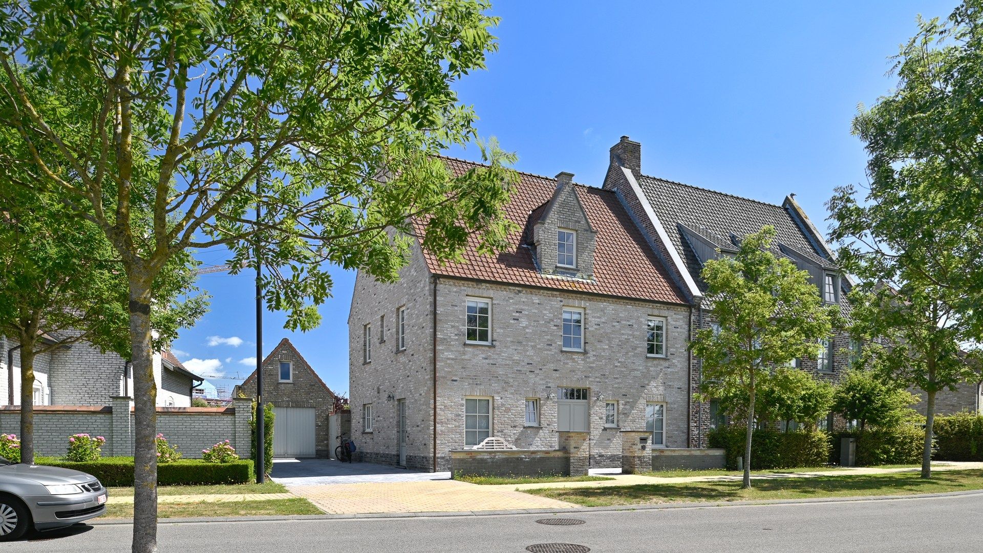 Bijzonder groot en goed onderhouden halfopen villa foto 27