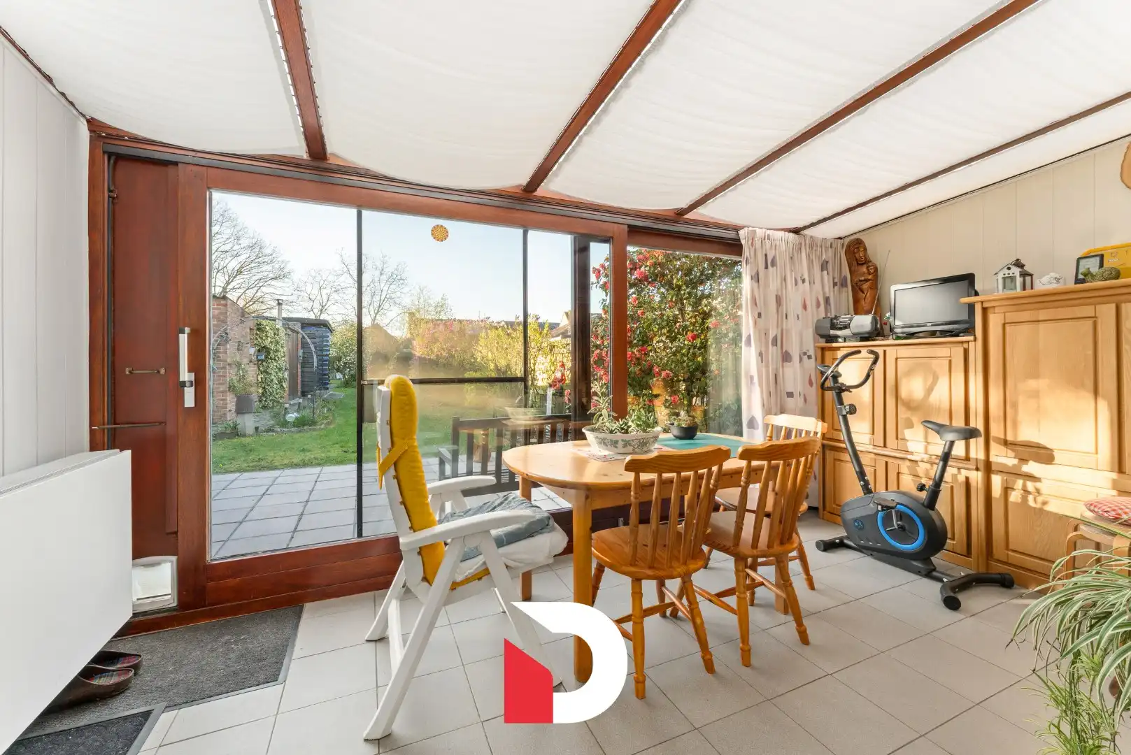 Veelzijdige halfopen woning + atelier op een ruim perceel in een residentiële buurt.  foto 10