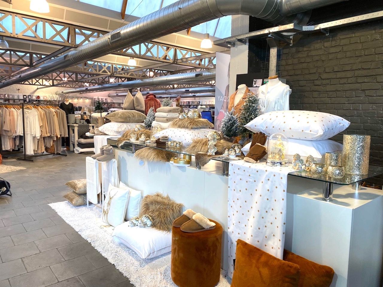 Veelzijdig bedrijfsgebouw met grote tuin en centrale ligging te Deerlijk foto 2