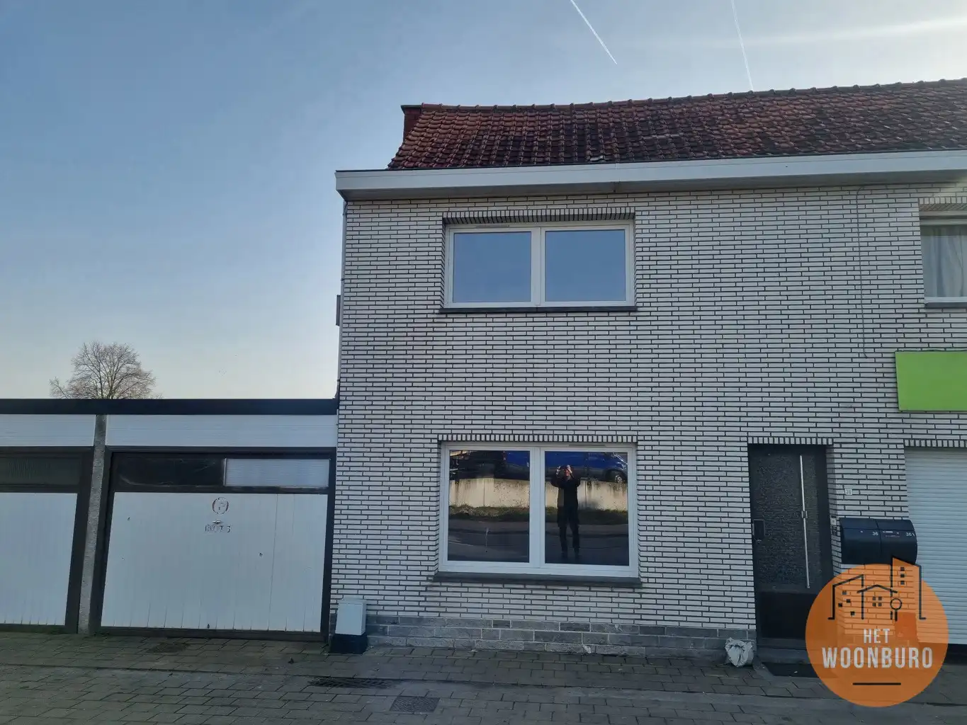 Woning in goede staat met 2 slpks, veranda en garage foto {{pictureIndex}}
