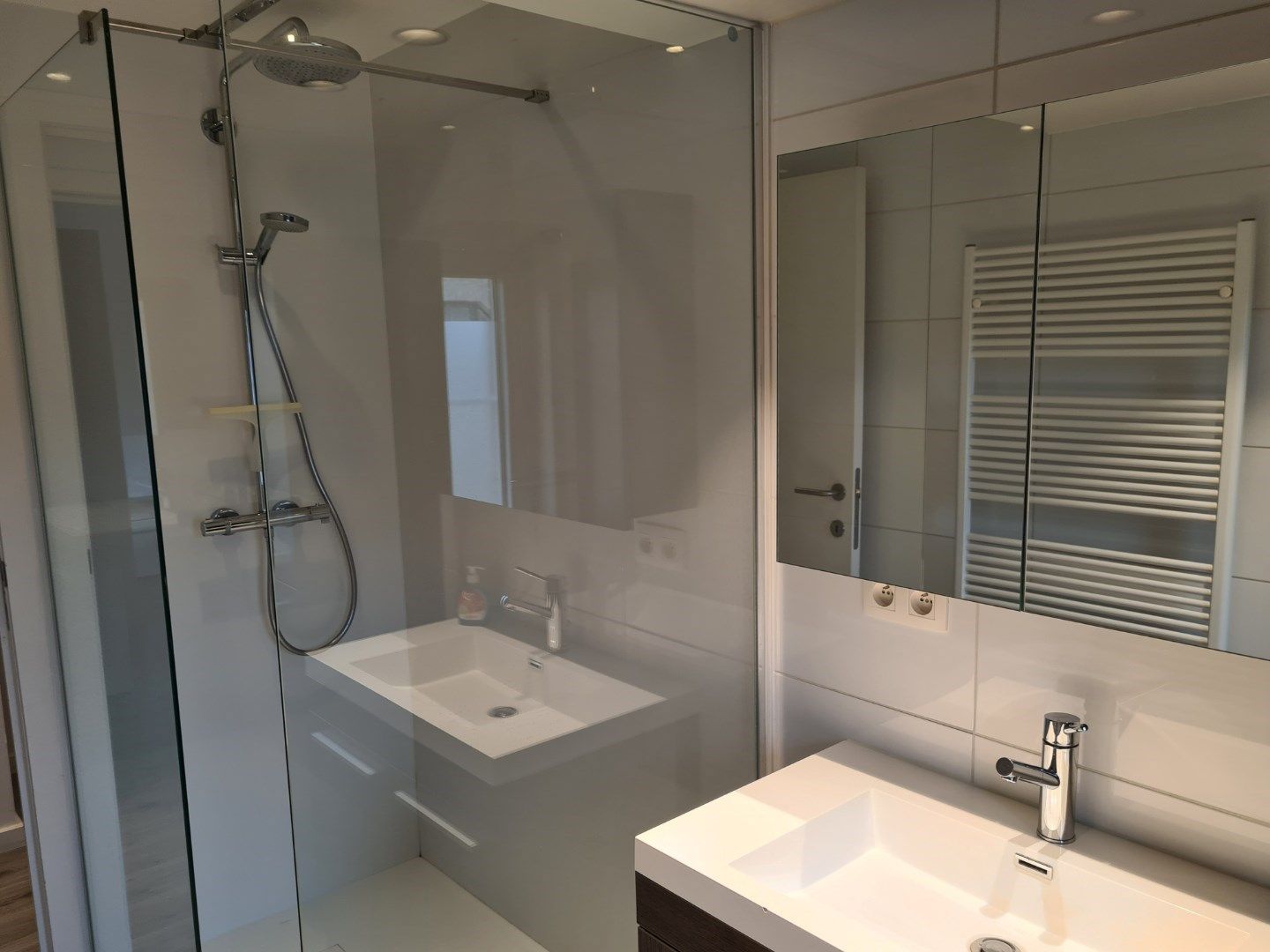 Te koop: Luxueus gerenoveerd duplex appartement met private tuin nabij zee foto 15