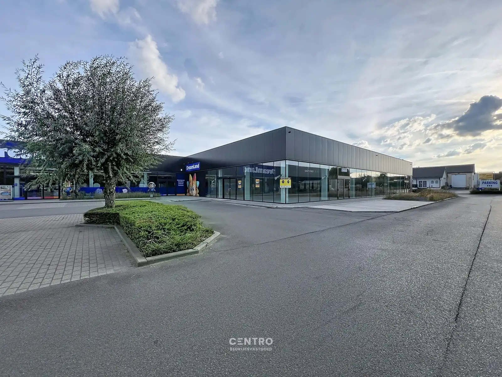 Vernieuwde baanwinkel (450m²) te huur in hét bruisende MAMMOETCENTER van Roeselare ! foto 15