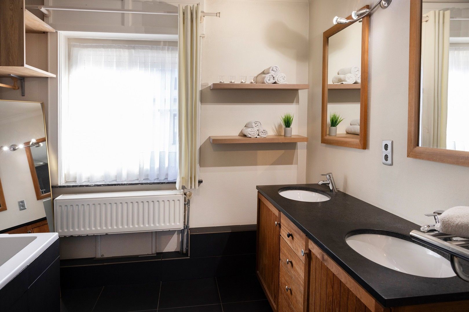 Ruime woning met 4 slpks, bureau en mogelijke praktijkruimte. foto 12