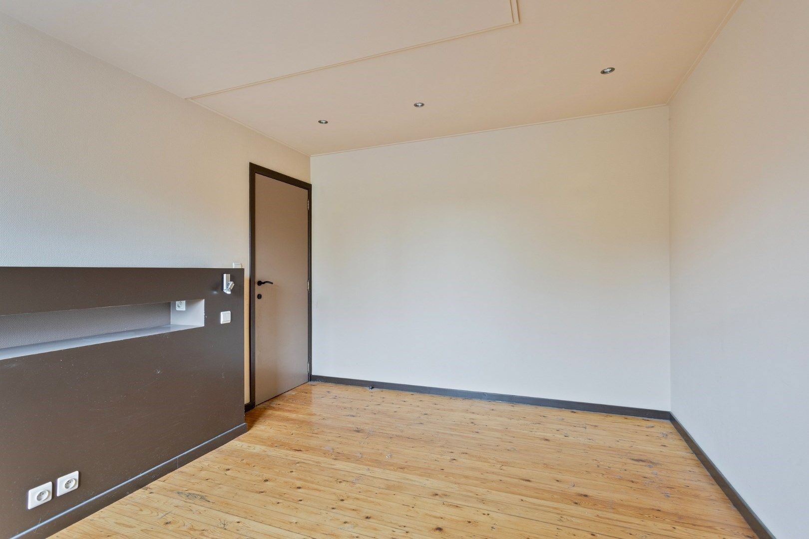 Verrassend ruime woning met knap terras en diepe tuin foto 18
