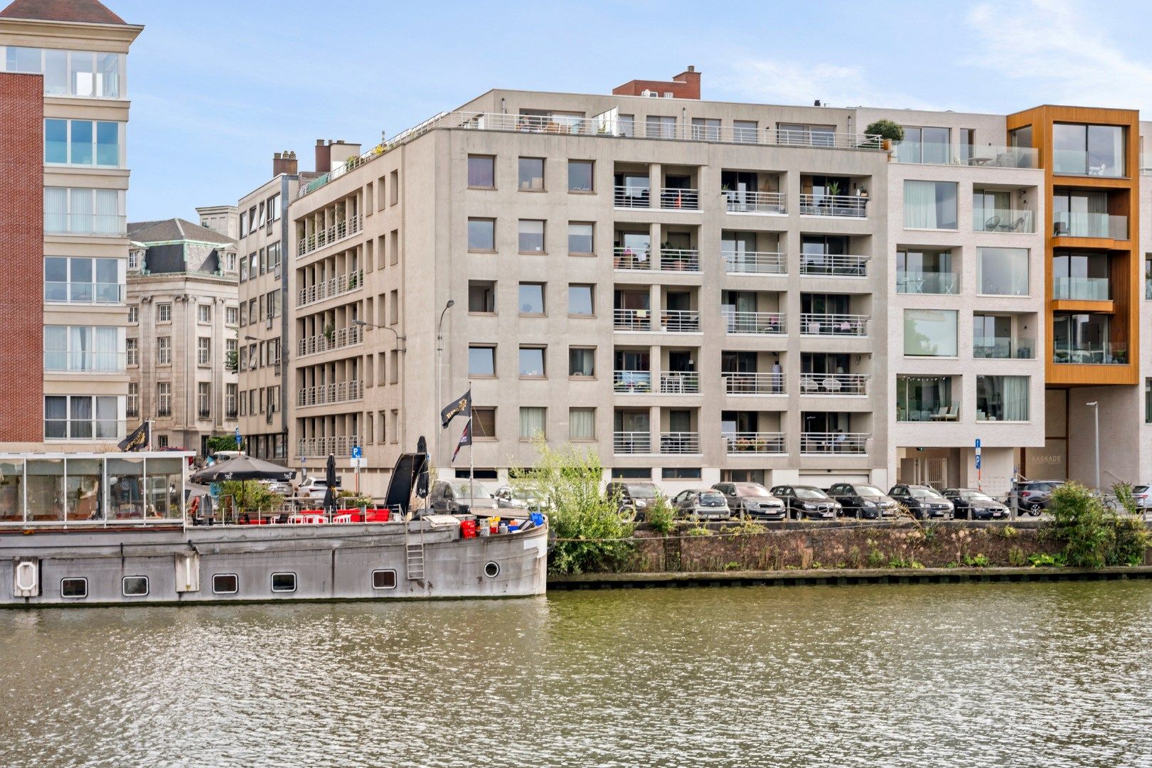 Appartement met groot terras aan de oevers van de Leie in Kortrijk foto {{pictureIndex}}
