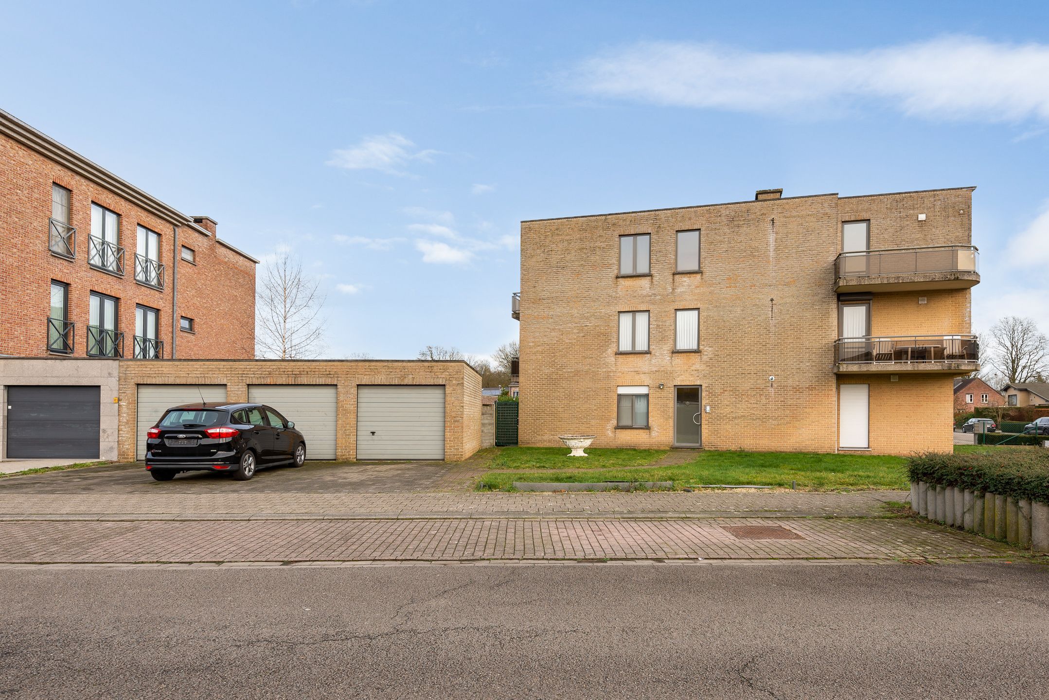 Opbrengsteigendom met 3 appartementen + garageboxen in Wommelgem te koop! foto 2